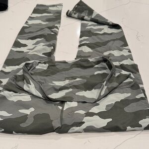 Aerie Chill Play Move Camouflage Leggings